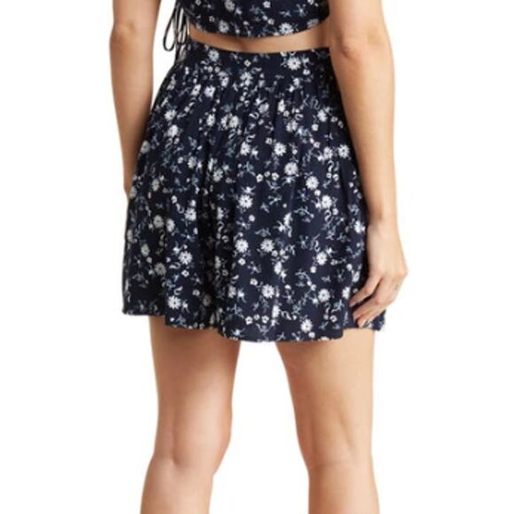 New ~ ABOUND ~ Nordstrom ,  Devon Floral Cinch Front Shorts Size M 100% VISCOSE - Picture 2 of 6